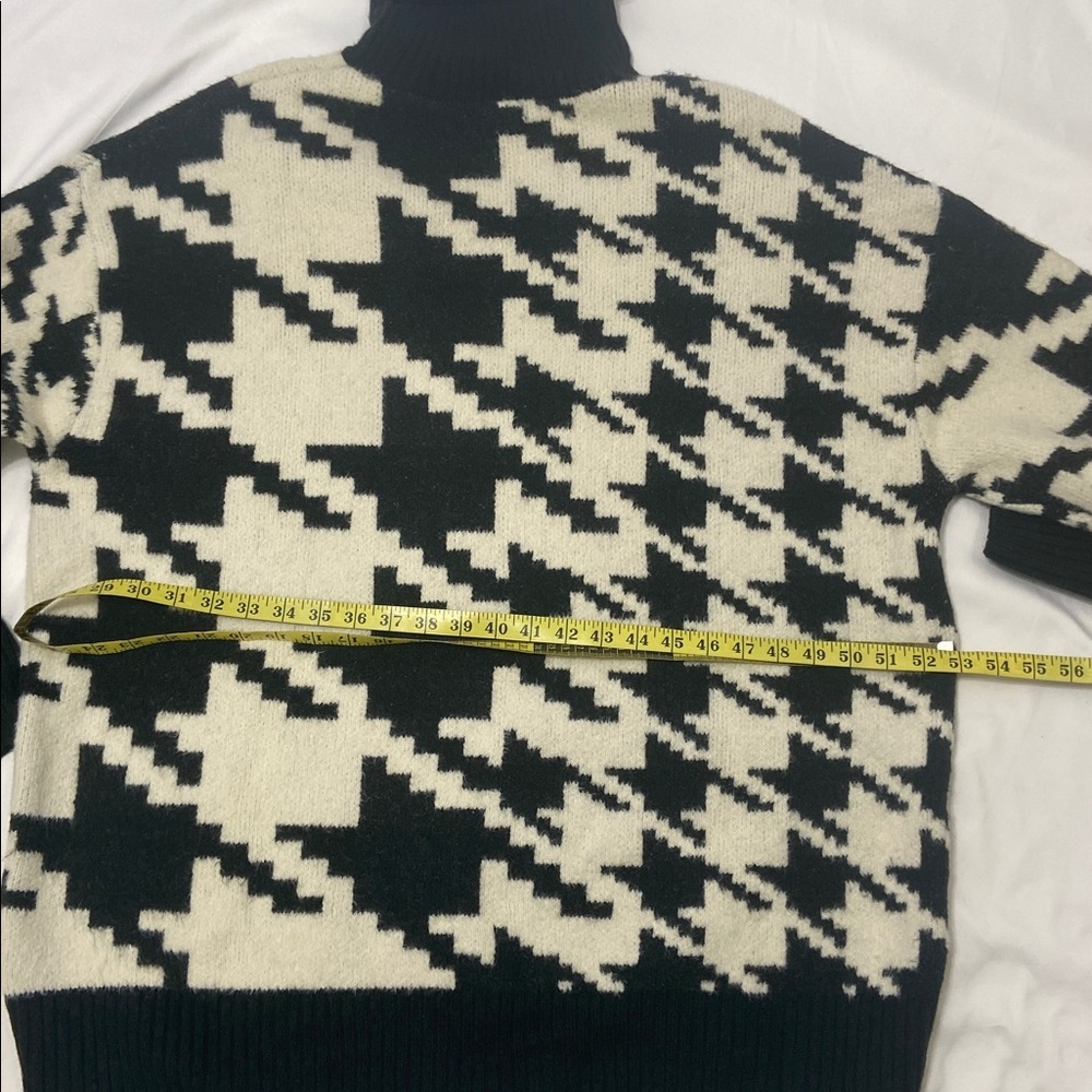 H&M Women’s Black and Cream Long Sleeve Houndstooth Turtleneck Sweater. Size -L - Picture 7 of 14